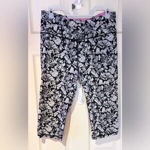 Victoria's Secret VSX Black and Gray Patterned Capri Leggings Size Large